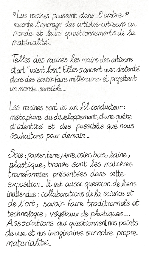 « Les Racines Poussent dans l’Ombre » est à appréhender comme la suite de « Mémoire Désir« , une exposition d’œuvres-matières pensées et materialisées par des artistes artisans.